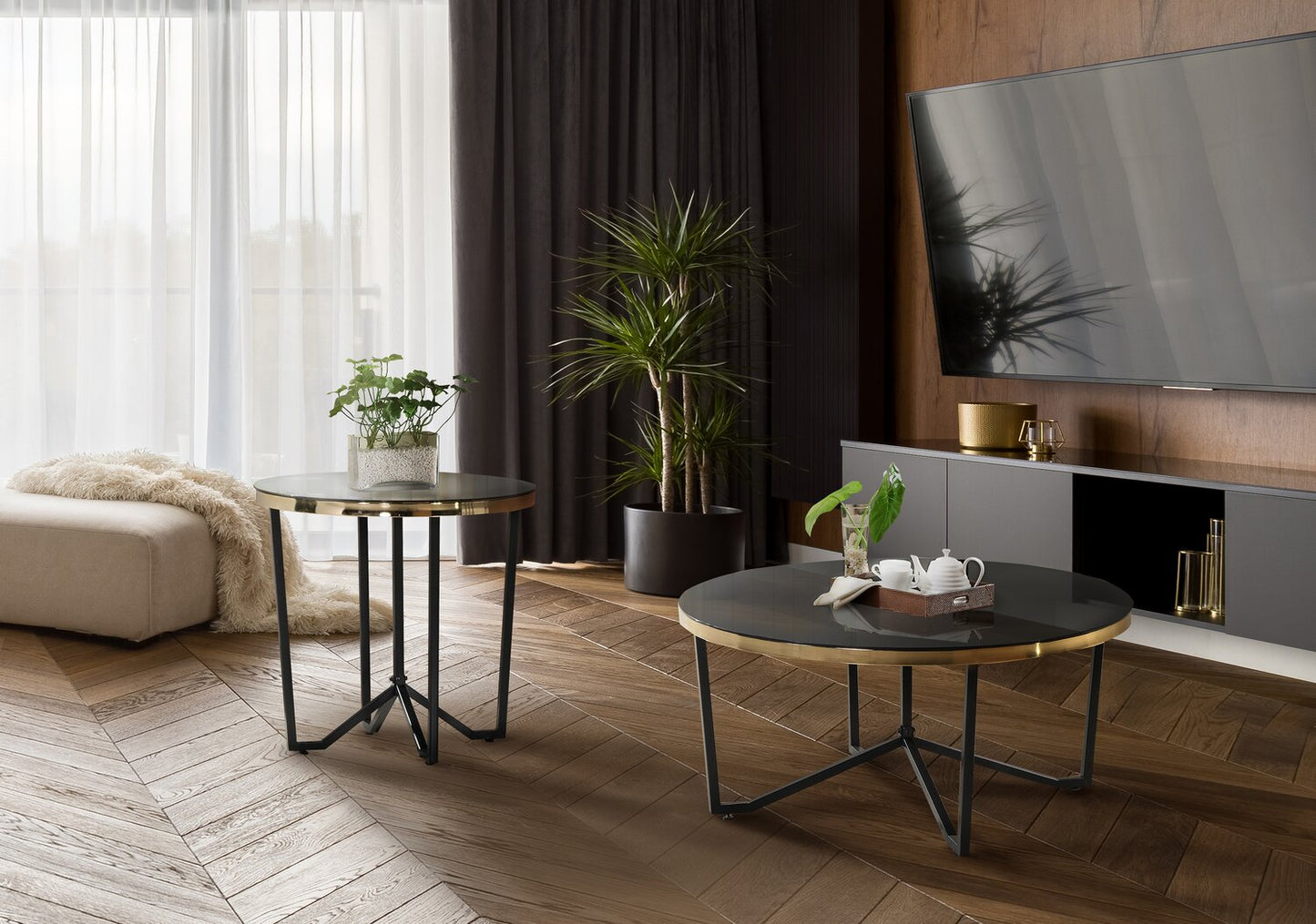 Xander 36" Modern Round Glass Top Coffee Table - Black and Gold with Metal Legs|Table à café ronde moderne Xander de 36 po avec dessus en verre - noire et dorée avec pattes en métal
